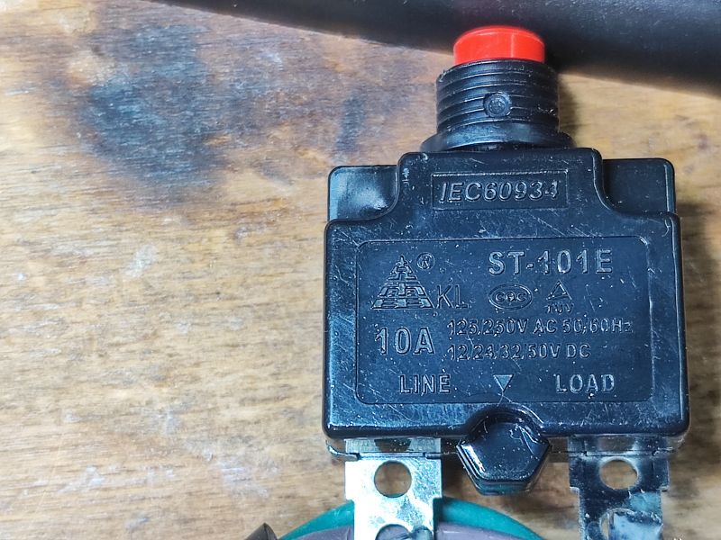 Wyłącznik nadprądowy ST-101E bimetaliczny na drewnianym tle