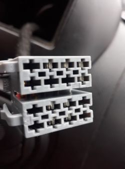 Dobór odpowiedniej przejściówki do radia w samochodzie Peugeot Bipper - zdjęcia złącz