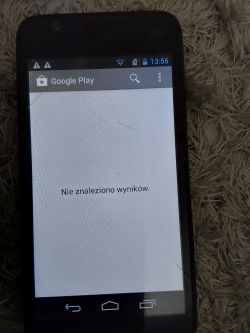 Ekran telefonu z aplikacją Google Play informujący o braku wyników wyszukiwania.