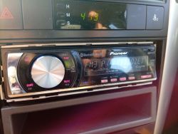 Radio samochodowe Pioneer z wyświetlaczem LCD zamontowane w desce rozdzielczej Chevroleta.