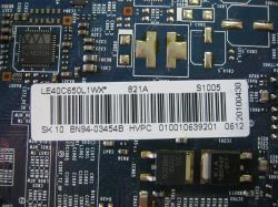 Zbliżenie na płytę PCB z etykietą „LE40C650L1WX*” i numerem „BN94-03454B”