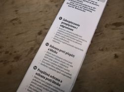 Zbliżenie na opis funkcji zabezpieczenia przepięciowego listwy zasilającej