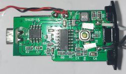 Płytka drukowana z elementami elektronicznymi i podłączonymi przewodami, widok z góry.