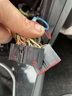 Ford Mondeo MK3 - Który kabel od radia 2din odpowiada za włączenie świateł?