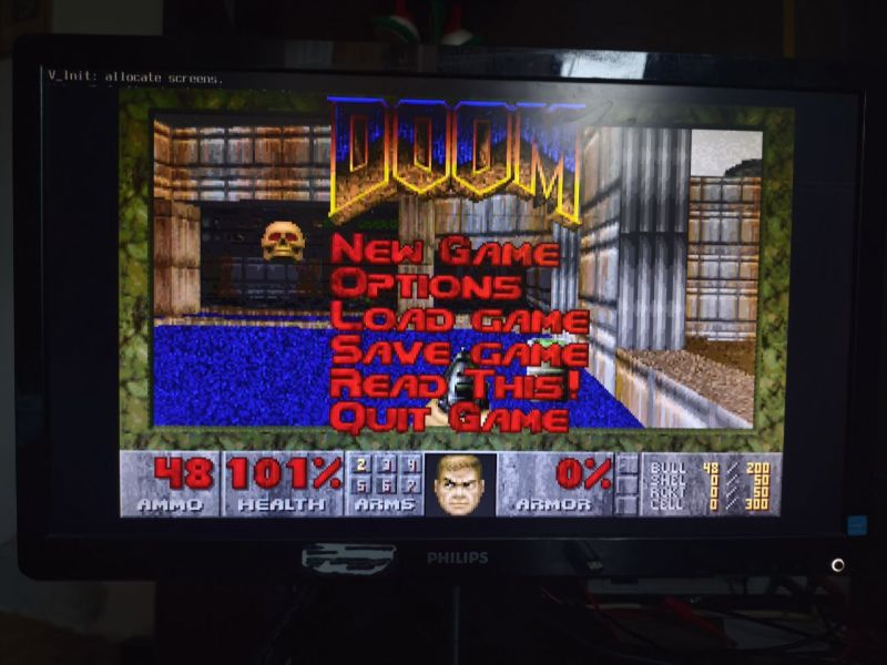Menu główne gry Doom uruchomione na ekranie monitora w trybie framebuffer