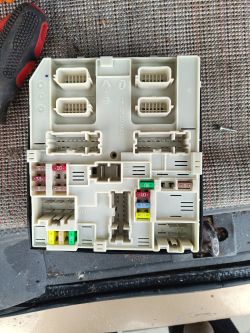 Moduł bezpieczników Renault Master z widocznymi złączami i kolorowymi bezpiecznikami