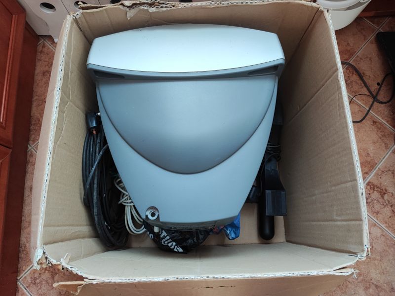 Telewizor kineskopowy Daewoo K14C5GT w kartonie, z widocznymi przewodami i pilotem.