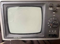 Czarnobiały telewizor Silelis 405D-1 z pokrętłami i gałkami na panelu przednim