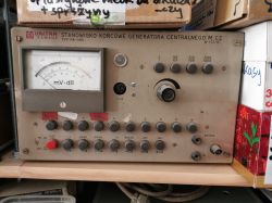 Stanowisko końcowe generatora centralnego UNITRA Elmasz PB-1180 na półce, otoczone kartonami.