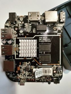 Płyta główna tv boxa KM5 z oznaczeniem HM8_S905X_V1.2 i radiatorem na środku