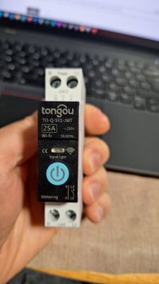 Tongou TO-Q-SY1-JWT relay held in hand
