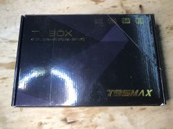 Czarne pudełko TV Box T95MAX leży na drewnianym blacie; napisy na opakowaniu informują o modelu i specyfikacji urządzenia.
