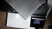 HP cm1415fn - Czarne pasy na wydruku mimo nowego tonera, co robić?