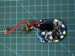 Leiterplatte mit LED-Komponenten und Relaismodul auf Messraster