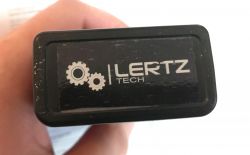 Widok z góry dalmierza Lertz Tech z logo na obudowie.