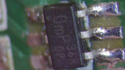 Zbliżenie na układ scalony LD7536R zamontowany na płytce PCB, widoczne wyprowadzenia lutowane.