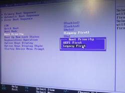 Ekran BIOS z menu Boot Priority ustawionym na Legacy First.