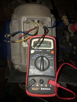 Miernik rezystancji izolacji BM500A podłączony do uzwojeń silnika elektrycznego.