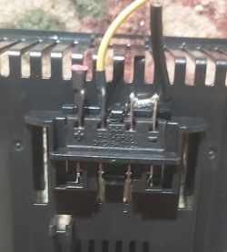 Zbliżenie na złącze elektryczne z żółtym przewodem podłączonym.