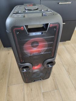 Kolumna Bluetooth iDance Megabox 2000 stojąca na podłodze, z czerwonym podświetleniem.