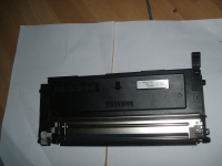 Samsung CLP-310 - Drukarka drukuje czarne zabrudzenia