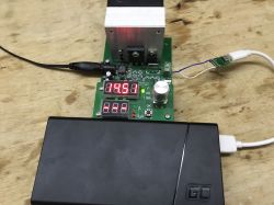 Powerbank GC podłączony do testeru pojemności.