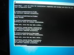 Obraz ukazujący ekran komputera uruchomionego w trybie wiersza poleceń systemu Windows z kilkoma poleceniami związanymi z naprawą rozruchu.