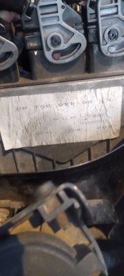 Etikieta na części silnika samochodu Peugeot 307.