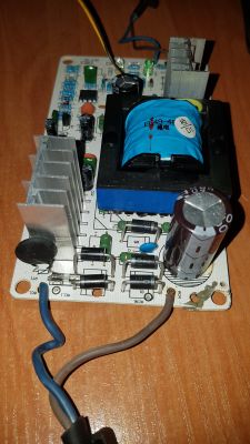 Płytka drukowana ładowarki do hulajnogi z elementami elektronicznymi