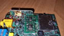 Zbliżenie na płytkę PCB radia Yaesu VX-2R z widocznymi komponentami elektronicznymi.