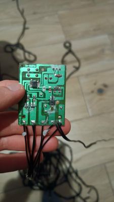 Płytka sterownika lampek choinkowych z widocznymi ścieżkami i elementami elektronicznymi
