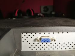 Jaką przejściówkę HDMI-VGA kupić do PS4 dla LG Flatron W2246S?