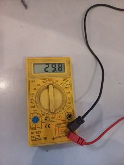 Cyfrowy multimetr DT-832 pokazujący 29,8 na wyświetlaczu.