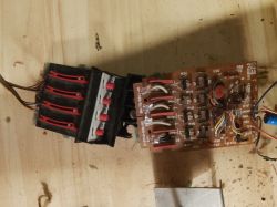 Płytka PCB z elementami elektronicznymi i przełącznikami mechanicznymi na stole