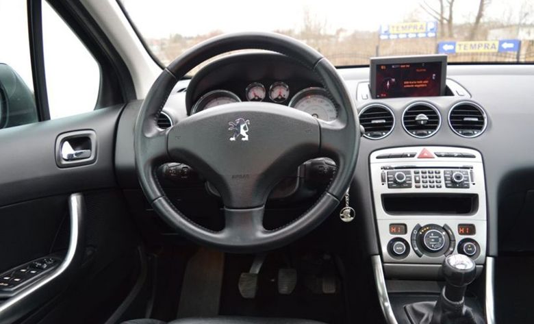 Peugeot 308 SW I gasnący podczas jazdy ekran radia i