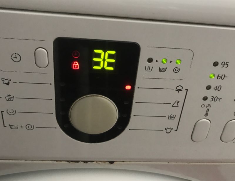 Samsung washing machine panel showing error code 3E and red door lock icon