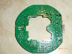 Zielona płytka drukowana z elektroniką sterującą wentylatorem.