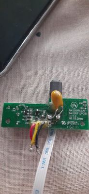 Element E6NB7 z DeWalt DCE089R - Zwarty element E6NB7 na płytce lasera DeWalt DCE089R.