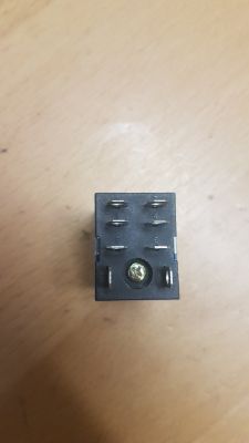 Jak podłączyć siłownik i wyłącznik czasowy do drzwi kurnika?