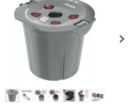 Szarą wielorazową kapsułkę Keurig z uchylną pokrywką i otworami do przepływu wody