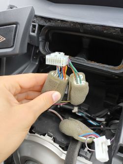 Wiązka przewodów z gniazdami 16-pin i innymi złączami w kokpicie Toyoty Yaris mk2