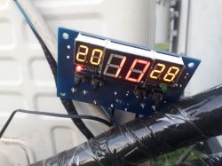 Wyświetlacz cyfrowy termometru z przyciskami START i STOP.