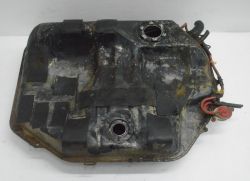 Zbiornik paliwa samochodu z dwoma otworami i przymocowanymi przewodami.