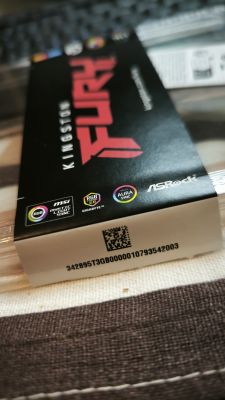 Zbliżenie na opakowanie pamięci RAM Kingston FURY z kodem kreskowym i numerem seryjnym