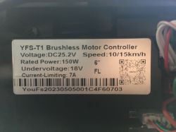 Zdjęcie tabliczki kontrolera silnika bezszczotkowego YFS-T1 hulajnogi elektrycznej.