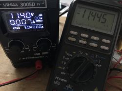 "Nowoczesny" (?) zasilacz laboratoryjny YIHUA 3005D-IV z USB, Quick Charge, enkodery