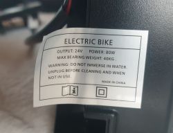 Etykieta na urządzeniu elektrycznym z opisem specyfikacji i ostrzeżeniami.