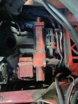 Czerwony mechanizm skrzyni biegów marki Scania z widocznym sprzęgłem.
