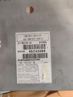 Naklejka identyfikacyjna na radiu samochodowym Mitsubishi Electric.