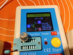 Tester elektroniczny TC 7 wyświetlający parametry tranzystora BJT-PNP.